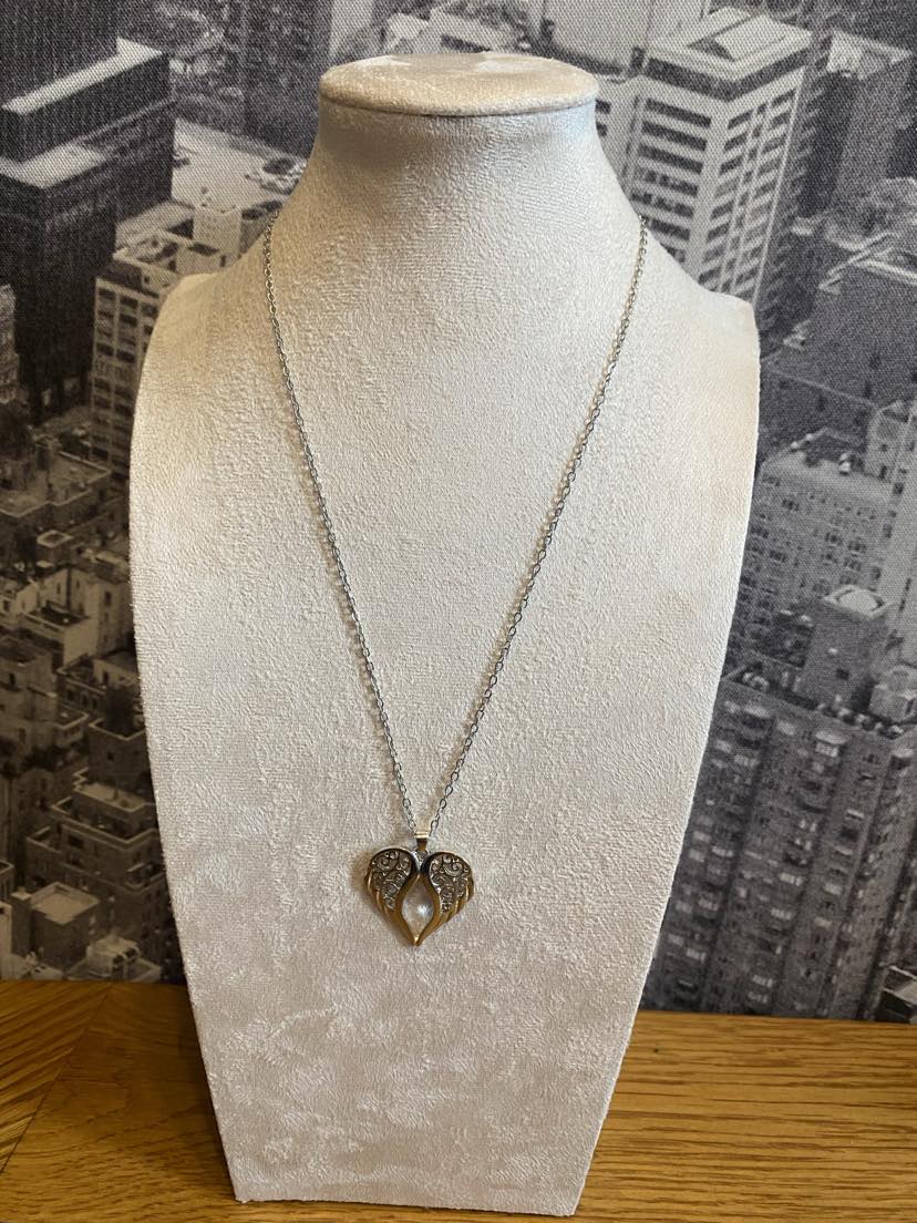 Beautiful Angel Wings Pendant And Chain In A Silver Colour